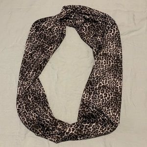 Shold-It leopard scarf